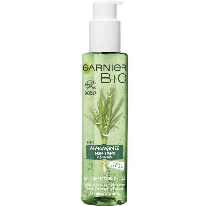 Envase transparente de 150 ml del gel limpiador detox Garnier Bio con lemongrass ecológico, dispensador blanco y fórmula orgánica certificada para pieles normales a mixtas, este gel limpia eficazmente la piel eliminando impurezas, exceso de sebo y residuos de contaminación. Su textura en gel ligera y fresca proporciona una sensación revitalizante inmediata, dejando la piel limpia, suave y visiblemente purificada.