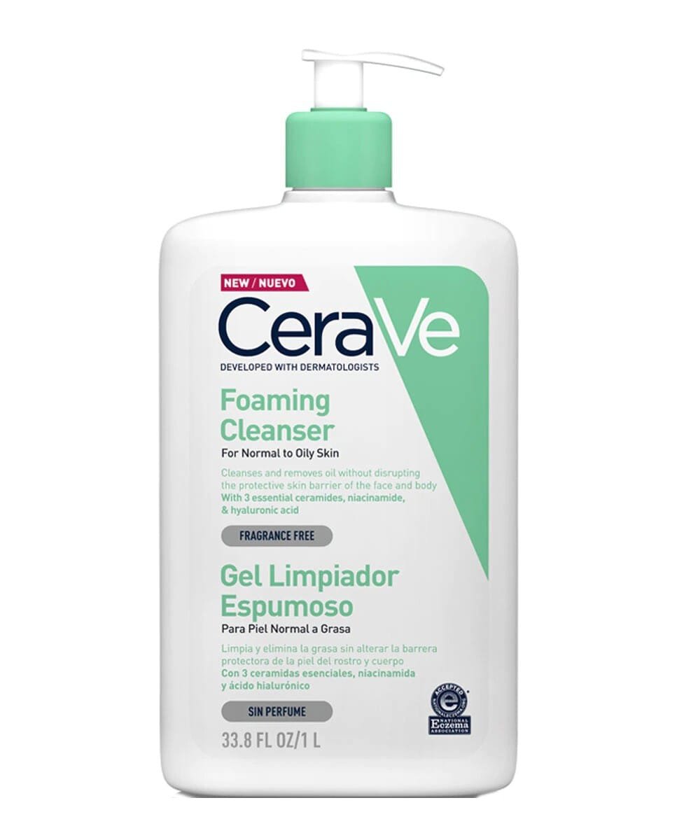 Botella de un litro del gel limpiador espumoso CeraVe para piel normal a grasa con dispensador, envase color blanco con verde, gel limpiador que puedes incluir en tu rutina de skin care para mantener tu rostro perfecto, es ideal piel grasa.