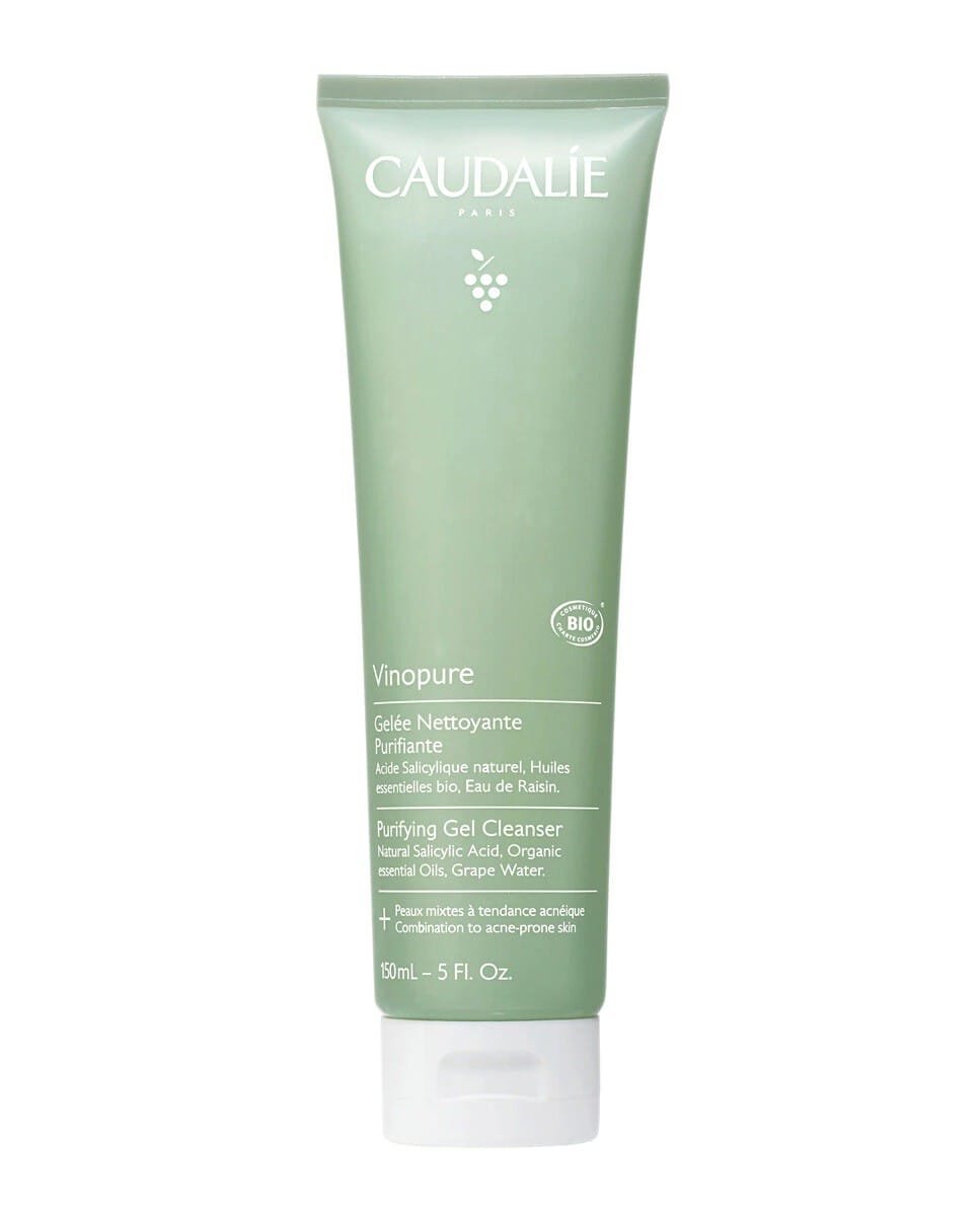 Tubo verde de 150 ml del gel limpiador purificante Caudalie Vinopure, formulado con ácido salicílico natural, aceites esenciales orgánicos y agua de uva, diseñado especialmente para pieles mixtas a grasas con imperfecciones, limpiador aporta frescura inmediata y deja el rostro suave, limpia y revitalizada.