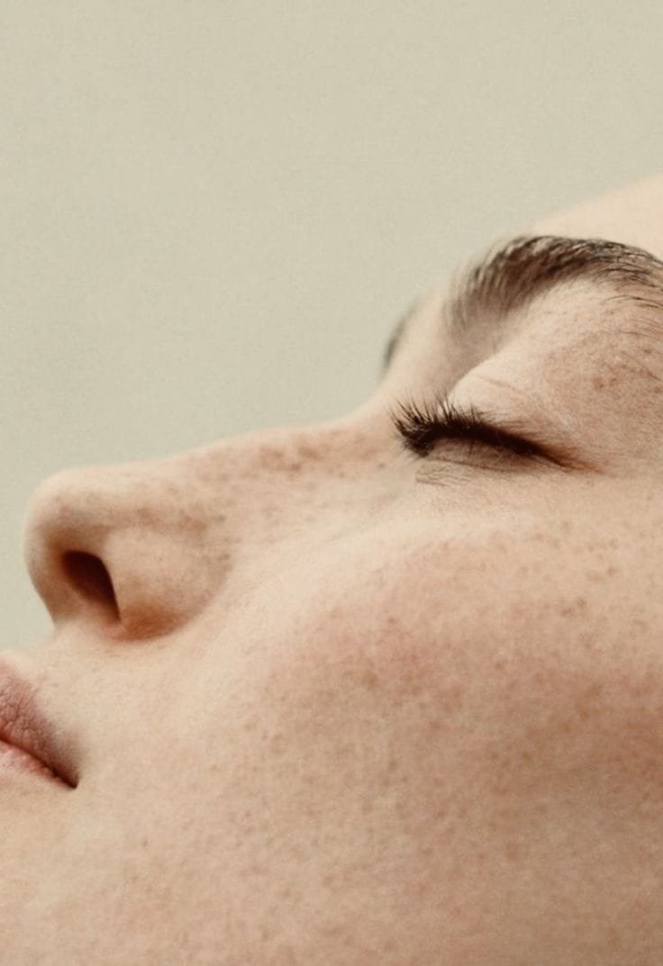piel natural, rostro con pecas, belleza sin filtros, cuidado de la piel, cosmética natural, textura real de la piel, fotografía minimalista, serenidad y bienestar, skincare, piel seca, amor propio.