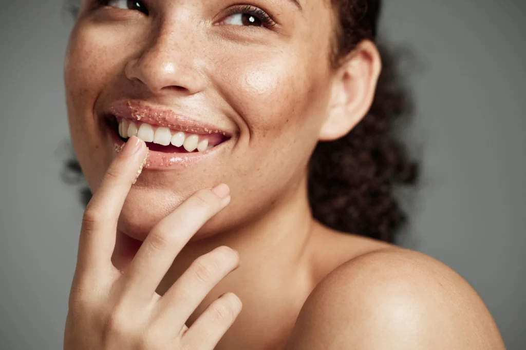 Mascarilla hidratante de gel para labios colocada sobre boca de mujer para tratamiento de belleza y cuidado labial.