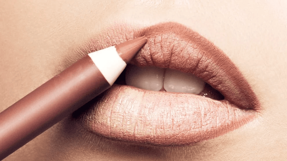 Perfilado de labios con lápiz nude, técnica de maquillaje para definir y realzar labios naturales.