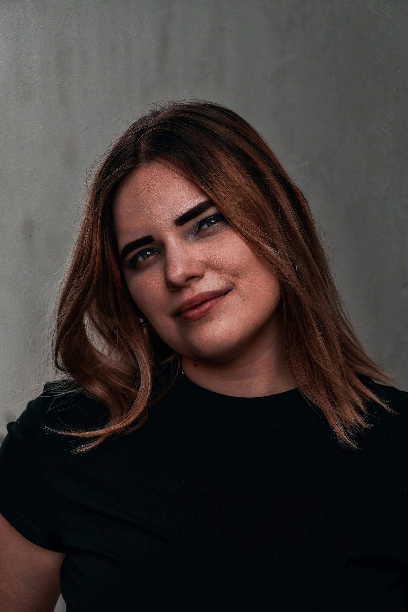 Mujer joven con piel saludable y maquillaje natural, posa frente a un fondo neutro, transmitiendo confianza, belleza real y autenticidad. Su expresión serena y su look sencillo reflejan los valores del autocuidado femenino y la cosmética consciente. Esta imagen representa una rutina de skincare enfocada en el cuidado de la piel natural, ideal para marcas que promueven la cosmética limpia y el bienestar integral. Belleza auténtica, productos de skincare naturales y maquillaje limpio que resalta sus rasgos.
