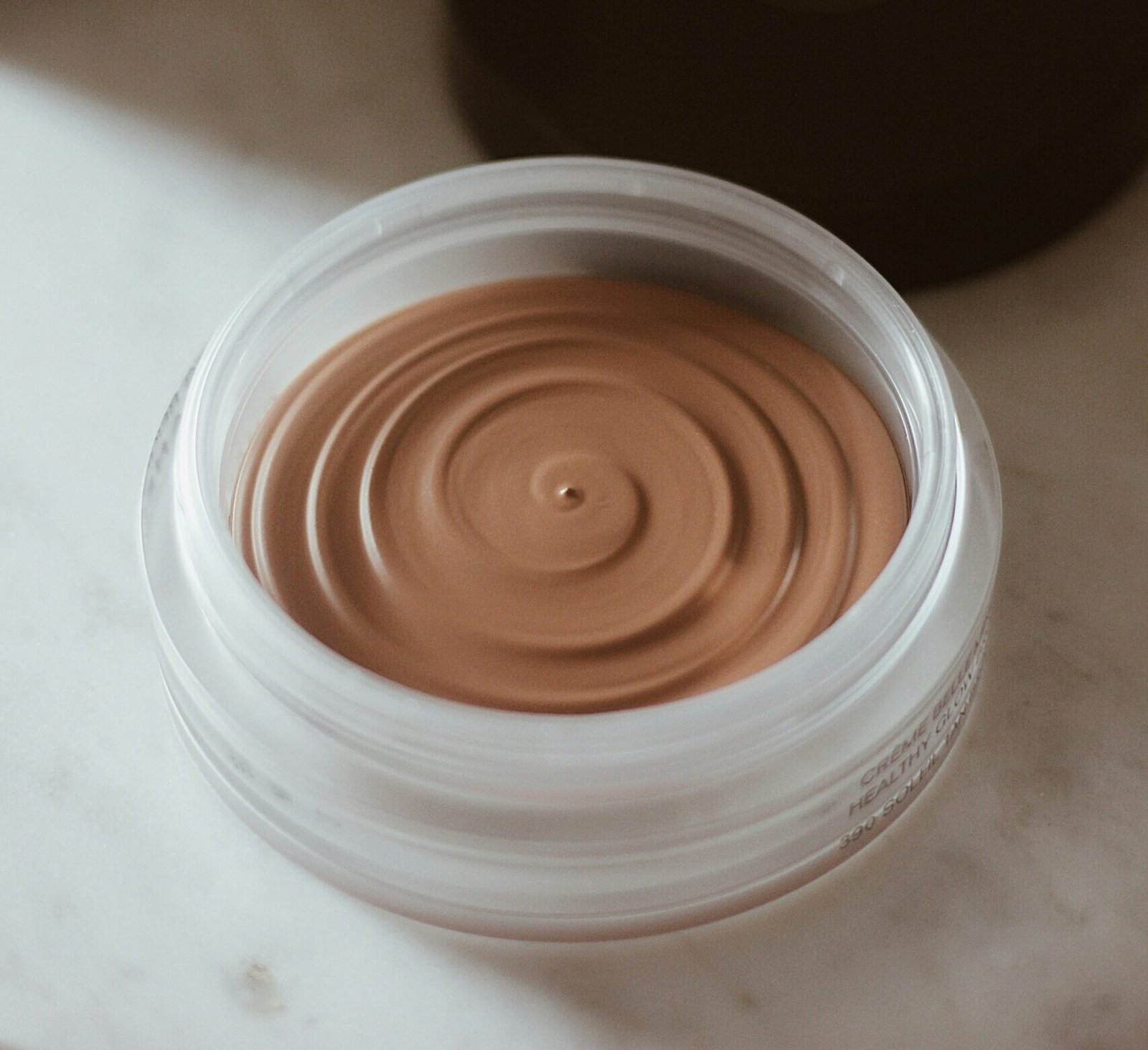Contorno en crema de textura suave y aterciopelada. Producto de maquillaje en envase transparente, ideal para esculpir el rostro y definir facciones. Fórmula de acabado natural y modulable, perfecta para pieles secas y mixtas. Cosmética de alta cobertura con efecto hidratante. Contorno profesional para un look definido y sofisticado.