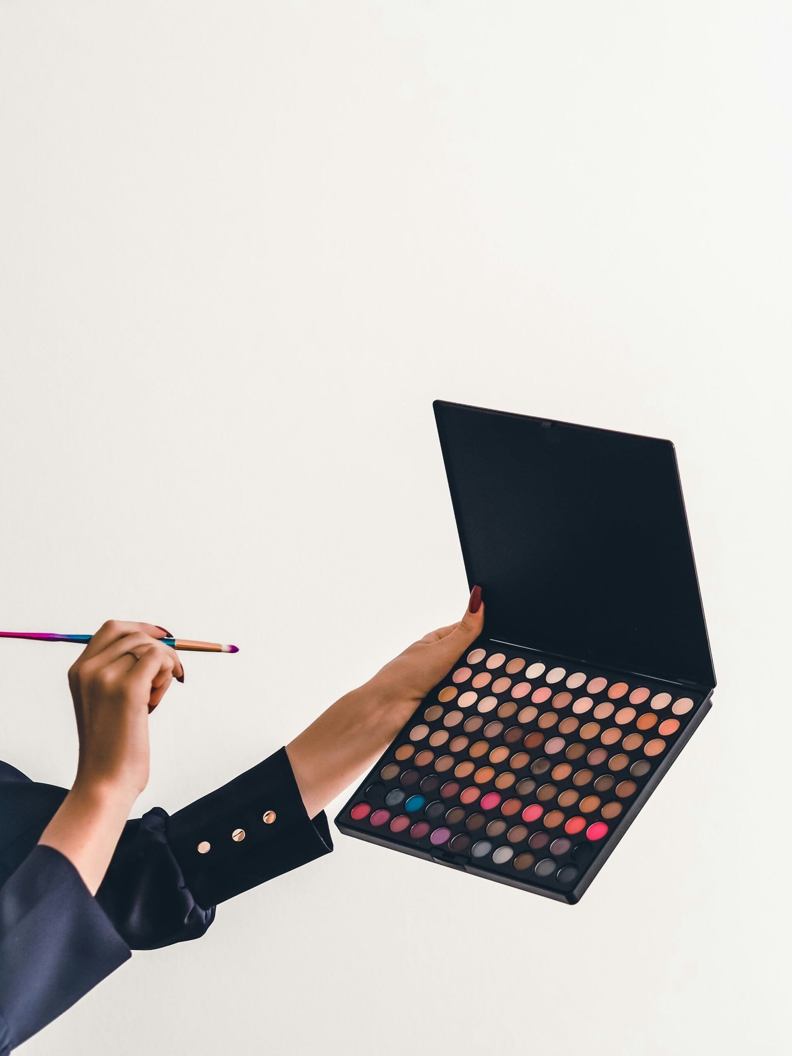Sombras de ojos, colores intensos y neutros, looks de maquillaje creativos. maquillaje profesional, tutoriales de belleza, maquillaje sostenible.