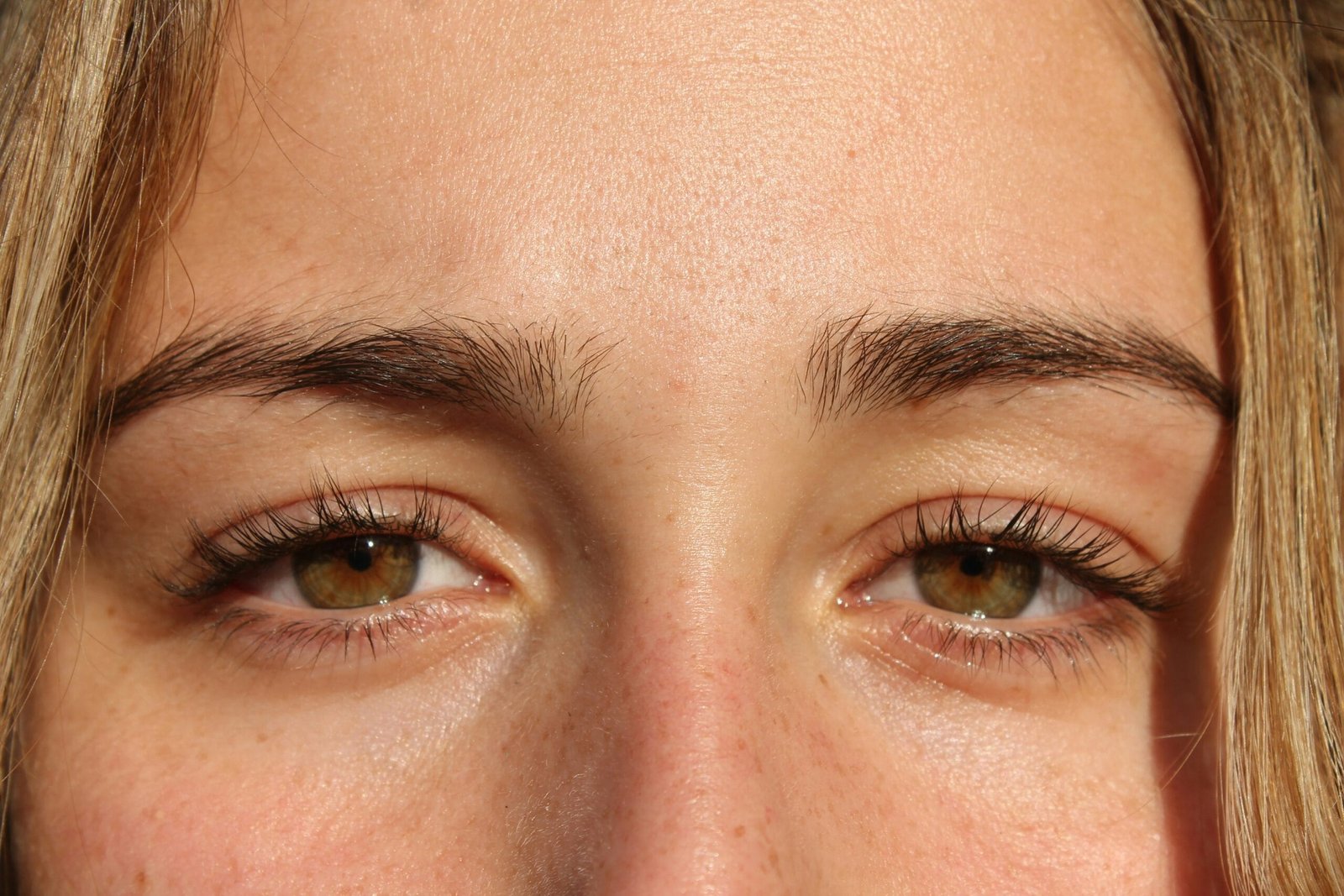 Fondo marrón piel seca, hidratación, resequedad, barrera cutánea, cuidado de la piel, tipo de ojos.