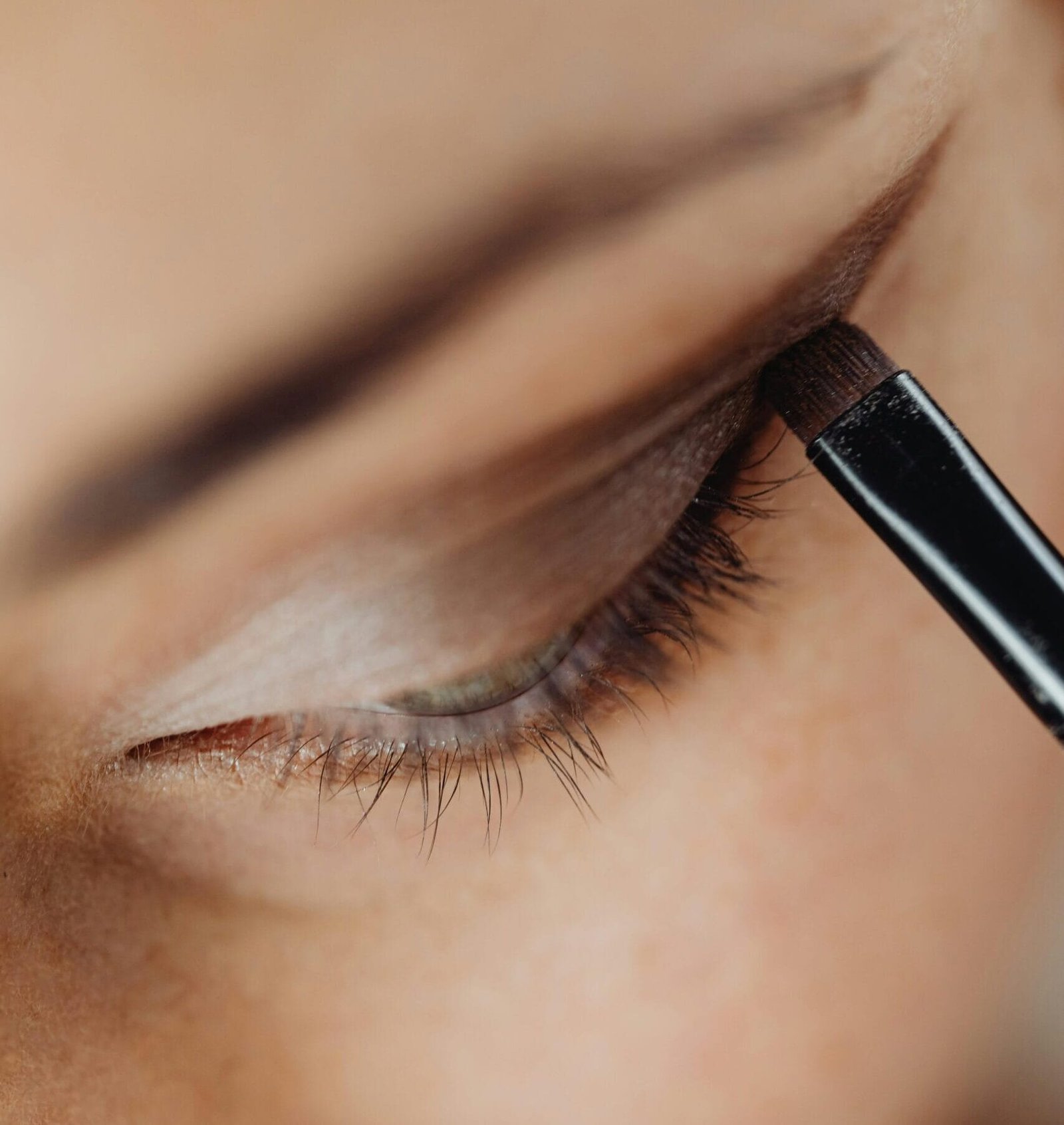 Rutina para un maquillaje perfecto de ojos, tips para maquillarte los ojos, radiante, maquillar ojos pequeños, tendencia del momento, aplicacion, resalte.