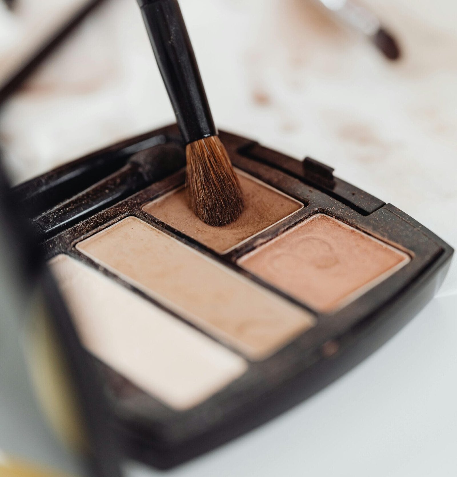 Cuarteto de sombras para tu rutina de maquillaje de diario y crear combinaciones perfectas para lucir un rostro radiante o crear un look en tendencia del momento.