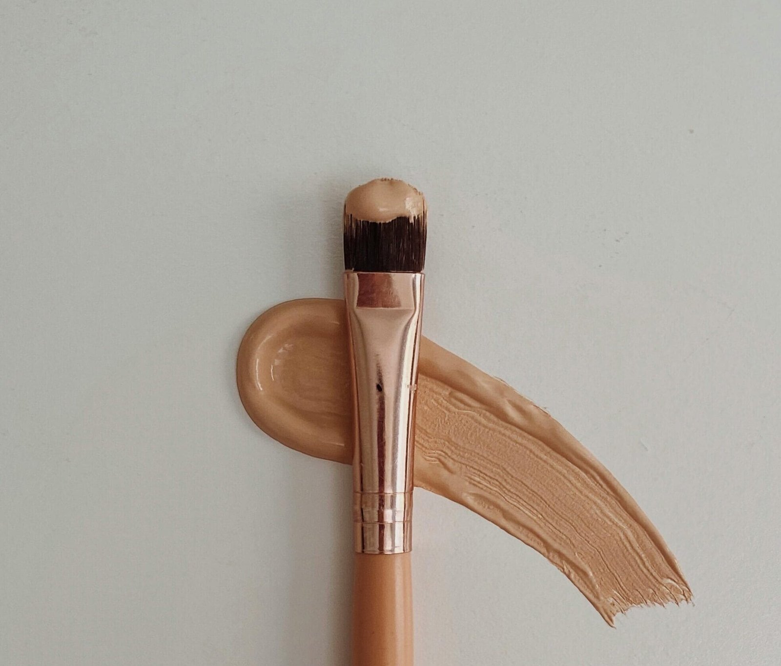 Brocha café para aplicar base de maquillaje, que necesitas en tu rutina de belleza para poder tener un maquillaje radiante.