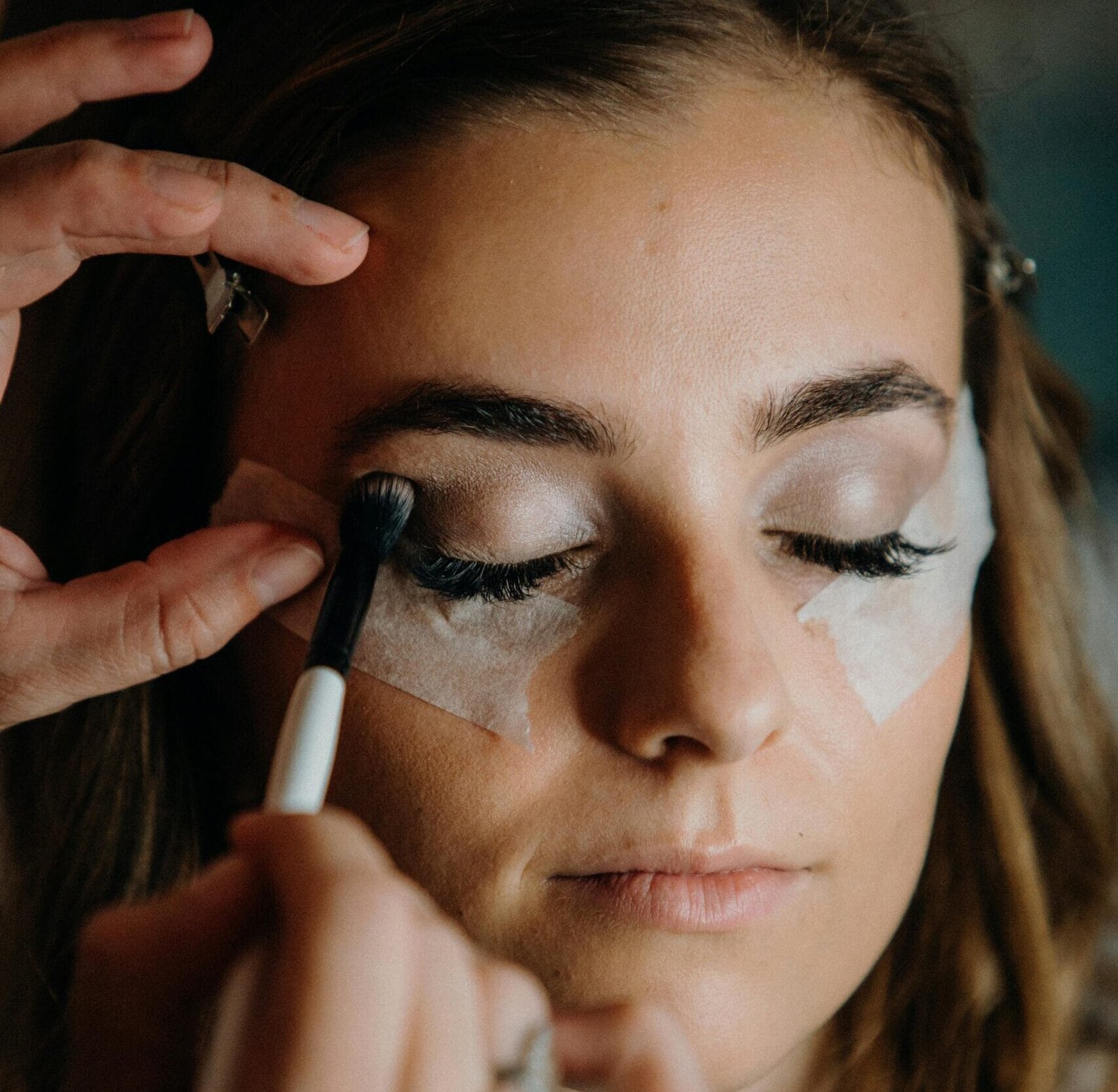 maquillaje profesional, maquillaje de ojos, sombra de ojos paso a paso, cómo aplicar sombra de ojos, técnicas de maquillaje, maquillaje para eventos, maquillaje de novia, maquillaje de día , maquillaje de noche