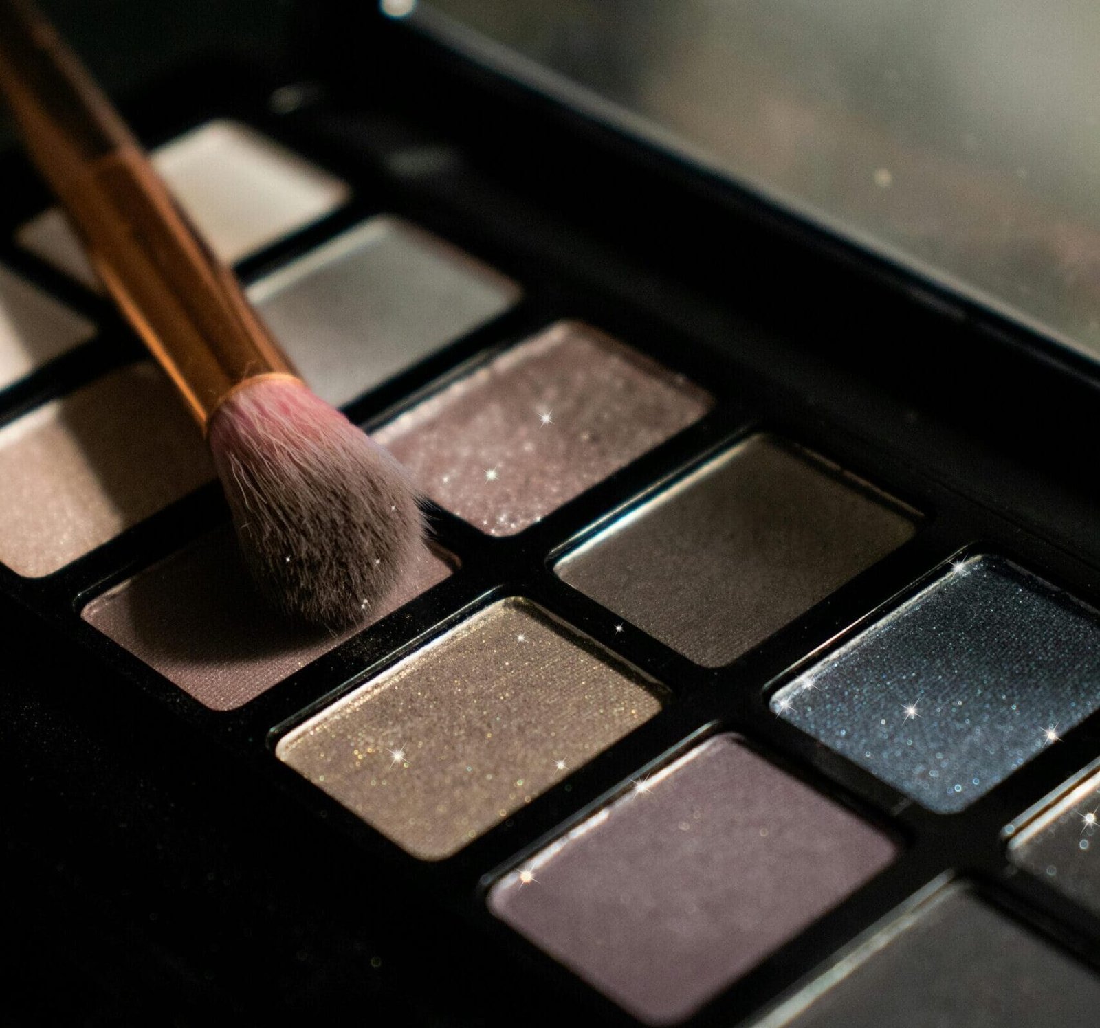 Paleta de sombras para maquillaje de ojos con la que puedes recrear increíbles looks, elevar tu mirada y hacer un maquillaje profesional.