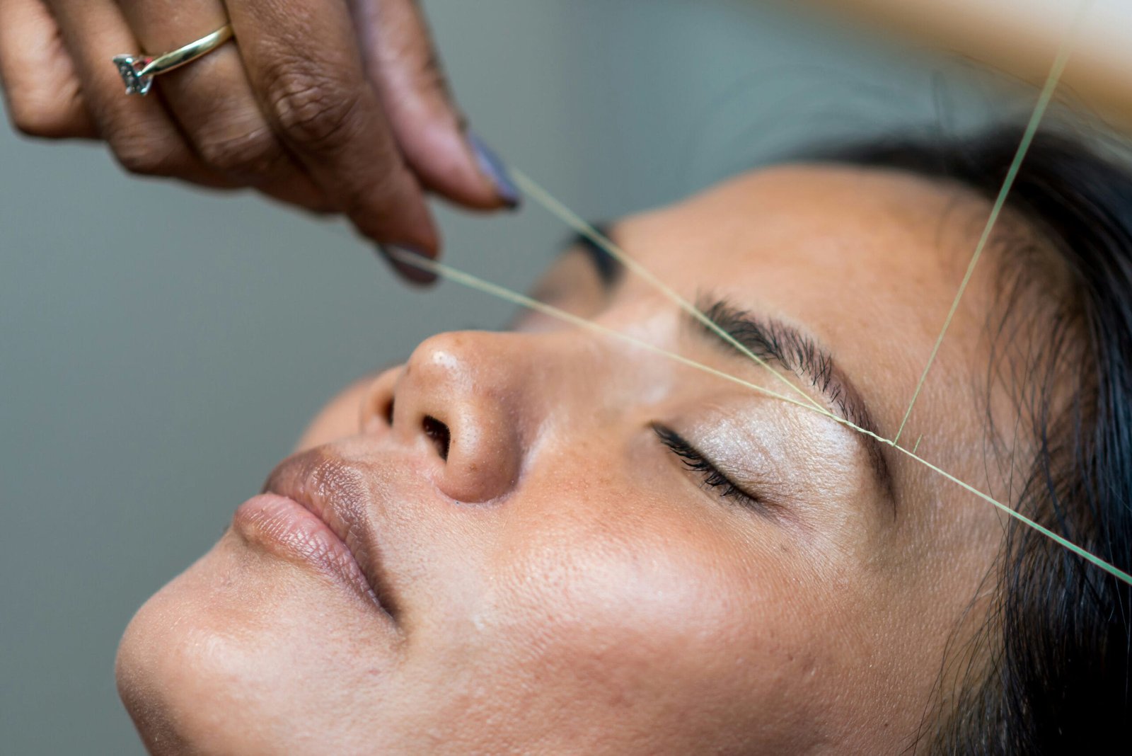 Depilación con hilo para cejas, tratamiento profesional de depilación con hilo, técnica de belleza facial y efectiva para dar forma a las cejas perfectas. hilo de algodón para eliminar vello no deseado, logrando un acabado limpio y definido. Este método de depilación es ideal para pieles sensibles, ya que reduce la irritación en comparación con la cera.