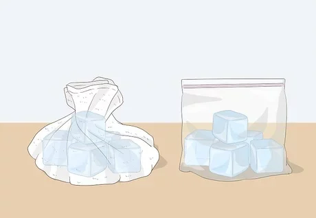 Cubos de hielo envueltos en una toalla delgada y dentro de una bolsa tipo Ziploc, sobre una superficie plana. Método casero para tratar el acné con hielo. Técnica de desinflamar granos y reducir enrojecimiento. Remedios naturales para combatir brotes de acné e inflamación en la piel. Ideal para contenido de skincare y tips de belleza.