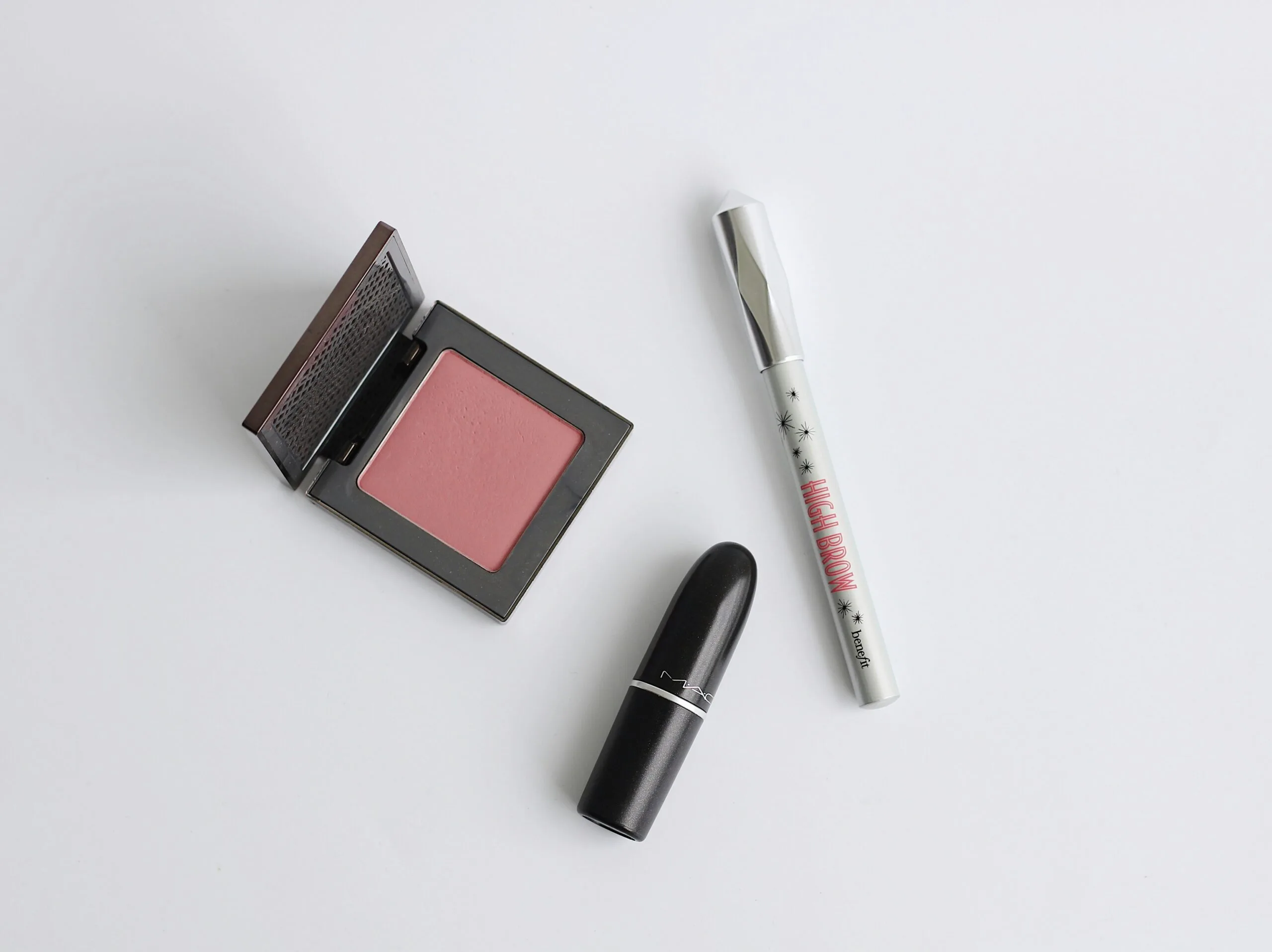Productos de maquillaje de alta calidad: conjunto de cosméticos esenciales. Rubor en polvo rosa en envase compacto, ideal para dar color y frescura al rostro. Acabado brillante, Pigmentación y durabilidad, maquillaje profesional y duradero, tips de maquillaje, Los mejores trucos de maquillaje.